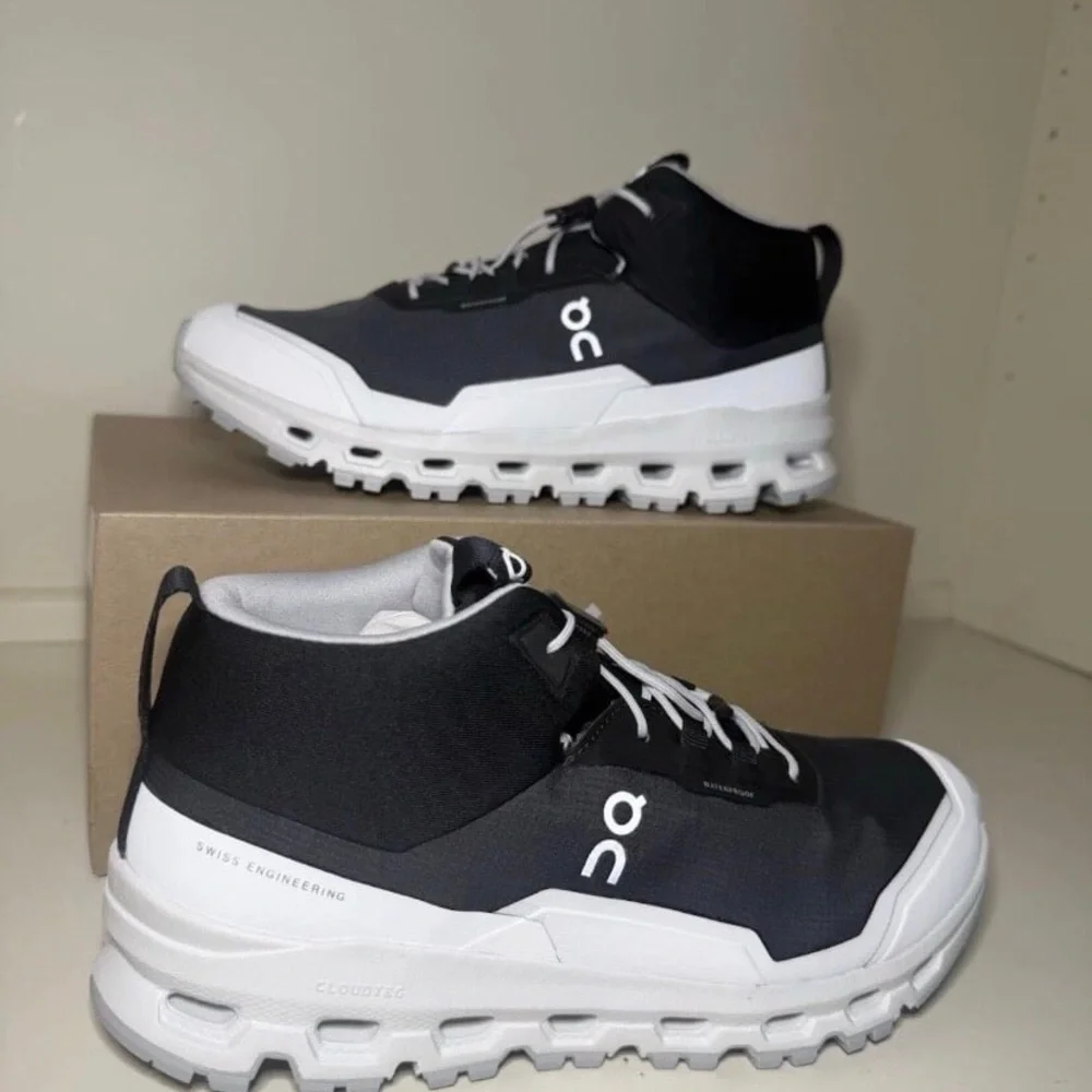 On Cloud Cloudhero Mid Waterproof Youth Size 6 Woman’s Size 7.5